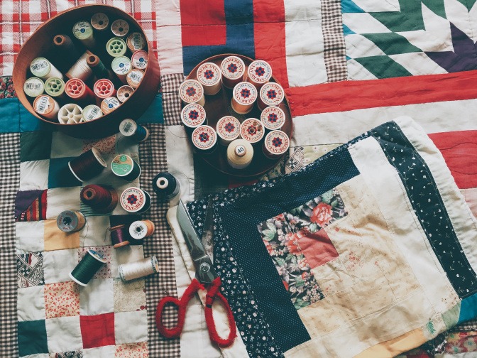 Zubehör und Werkzeug für eine Patchwork-Tagesdecke