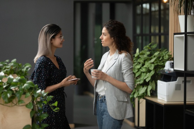 Zwei Frauen sprechen während der Pause miteinander