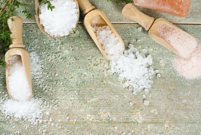 Schaufeln mit Salz für ein Peeling