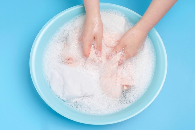 Frau wäscht ihre Periodenunterwäsche mit der Hand