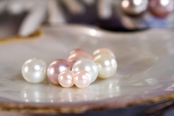 Verschiedende Perlen unterschiedlicher Größe, Form und Farbe