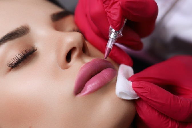 Eine Frau lässt Permanent Make-up für die Lippen machen