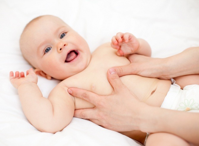 Ein Baby erhält Pflege (Babyhaut)