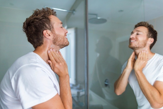 Ein Mann pflegt sein Gesicht nach der Rasur gegen einwachsende Barthaare