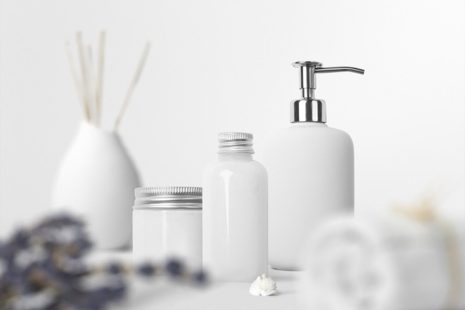 Kosmetik Pflegeprodukte stehen nebeneinander