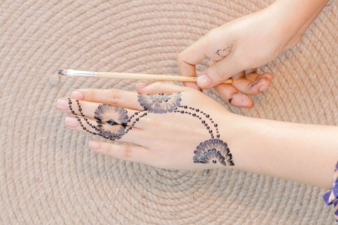 Ein Pinsel zum Aufmalen eines Henna-Tattoos