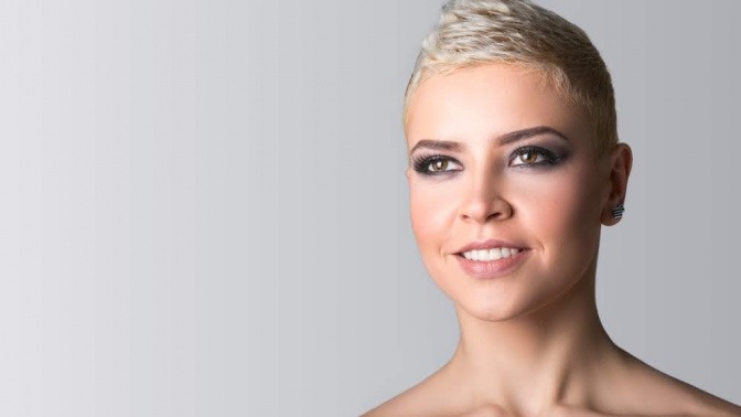Frau mit blondem Pixiecut