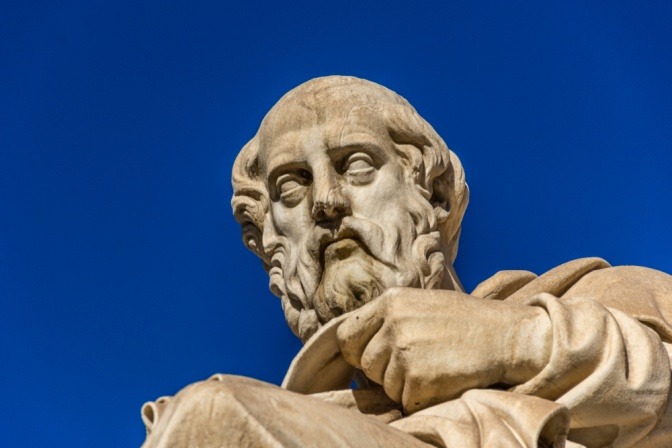 Ein Foto der Statue Platos vor der Akademie der Wissenschaft in Athen.