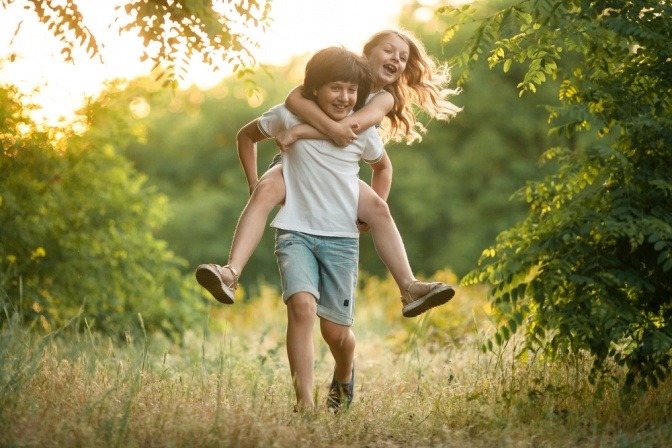 Beim Thema platonische Liebe zwischen Mann und Frau denken viele gleich an Kinder, die, wie hier im Bild, ohne jegliche romantische Anziehungskraft miteinander spielen und Spaß haben können.