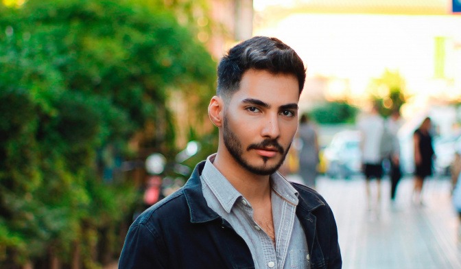 Ein Mann hat bei seiner Frisur eine Pomade