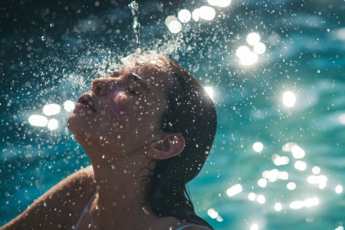 Eine junge Frau badet im Pool oder Whirlpool