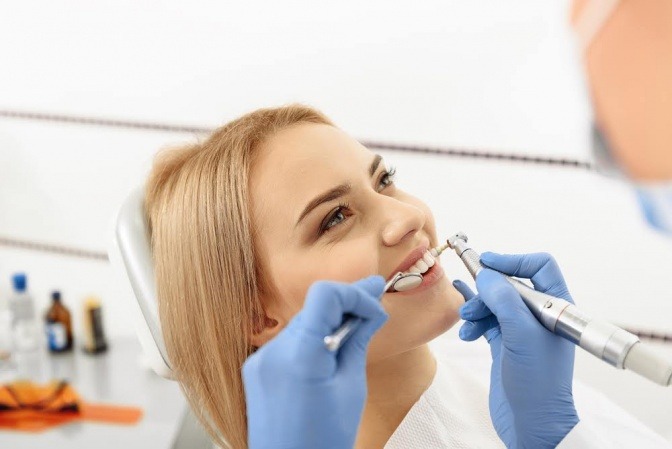 Frau bei der professionellen Zahnreinigung