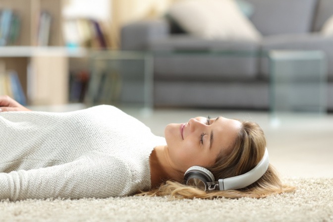 Frau entspannt mit Kopfhörern