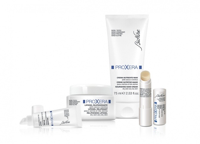 Die Produkte der Kosmetikserie Proxera von Bionike sind aufgestellt