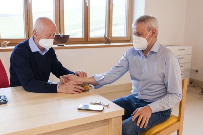 Dr. Wolfgang Schachinger im soma beim Pulsfühlen