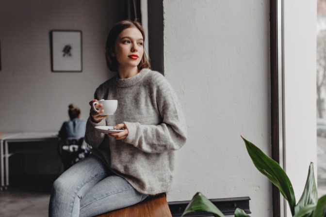 Frau in Kaschmirpullover im Modetrend Quiet Luxury