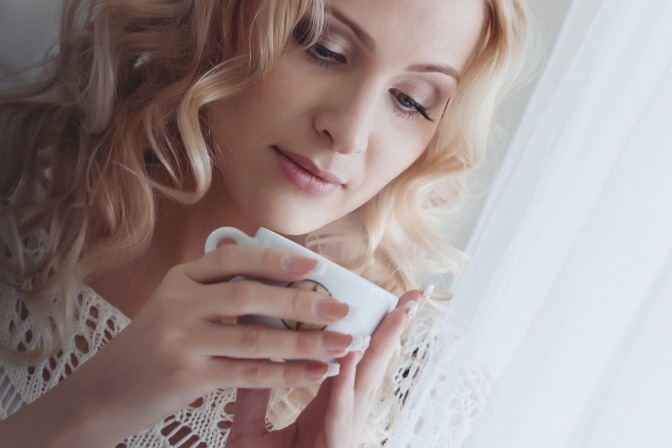 Eine Frau hält eine Tasse, vielleicht mit Radikalfängern in der Ernährung