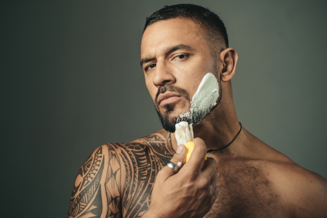Mann rasiert sich mit Rasiergel