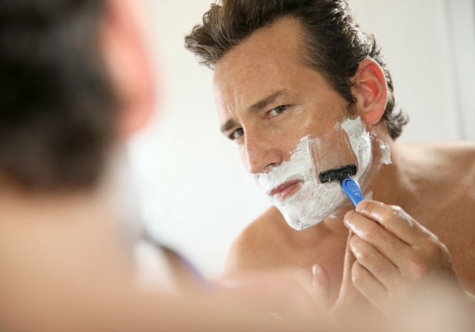 Ein Mann rasiert sich