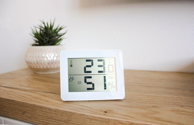 Ein Hygrometer zeigt die Luftfeuchtigkeit für das Raumklima an
