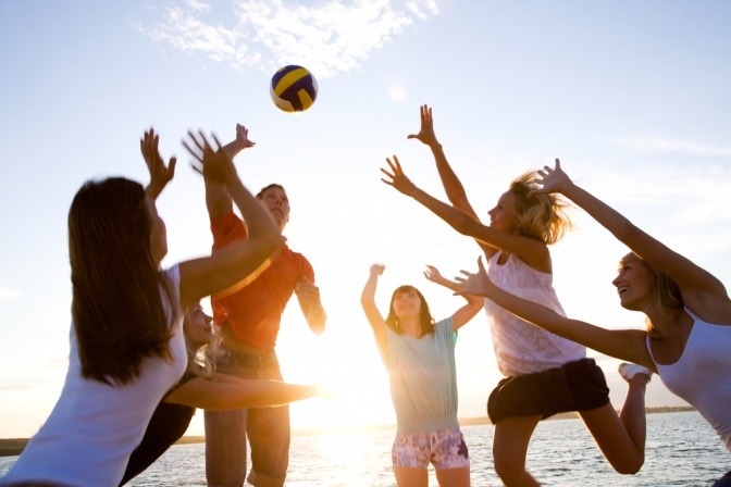 Erwachsene Menschen spielen Ball um die Reaktionszeit zu verbessern