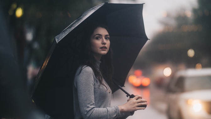 Frau mit Regenschirm