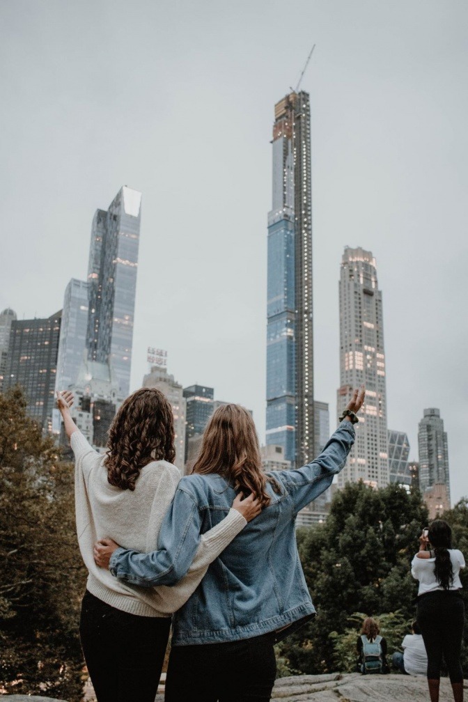 Zwei Freundinnen schlendern durch eine Stadt