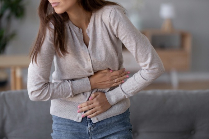 Frau mit Bauchschmerzen wegen Reizdarmsyndrom