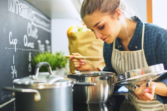 Frau riecht an einer Suppe