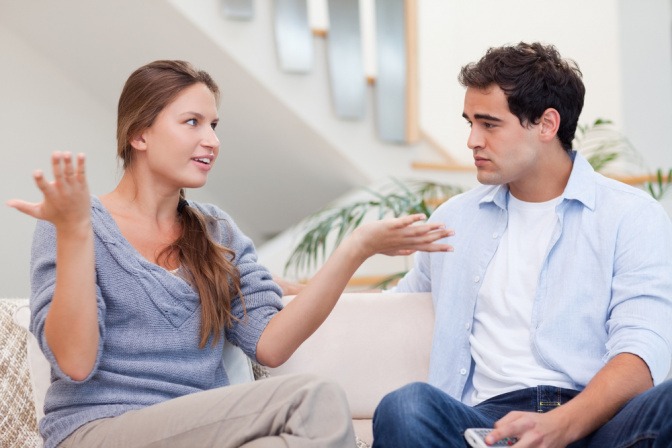 Junges Paar trägt einen verbalen Konflikt aus, beide wirken unsicher darüber, was der Partner möchte.