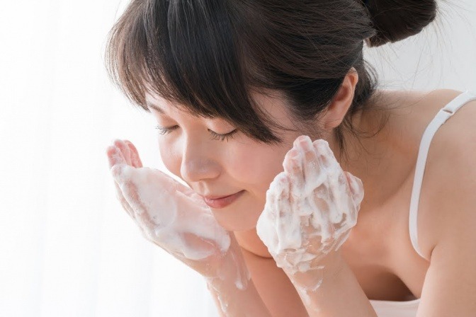Frau wäscht ihr Gesicht