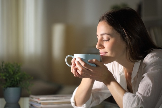 Frau trinkt genussvoll eine Tasse Tee