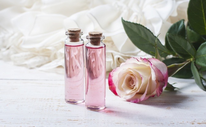 Rosenblüten, Rosenwasser und Rosenöl