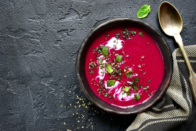 Eine Rote Beete Suppe ist angerichtet