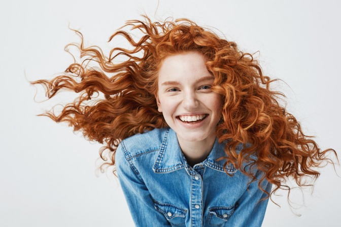 Rothaarige in blauem Jeanshemd