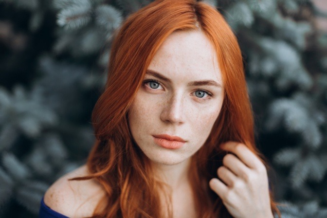 Rothaarige Frau mit dezenten Lippen