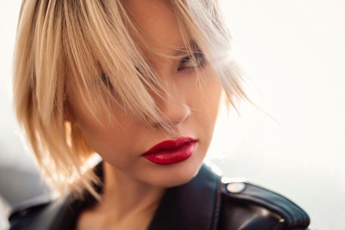 Eine Frau hat rote Lippen, die Lust signalisieren