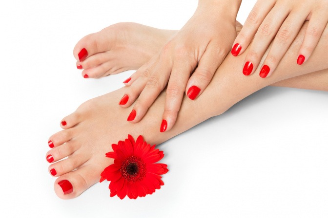Hände und Füße sind rot lackiert als Antwort auf die Frage welche Nagellackfarbe mögen Männer