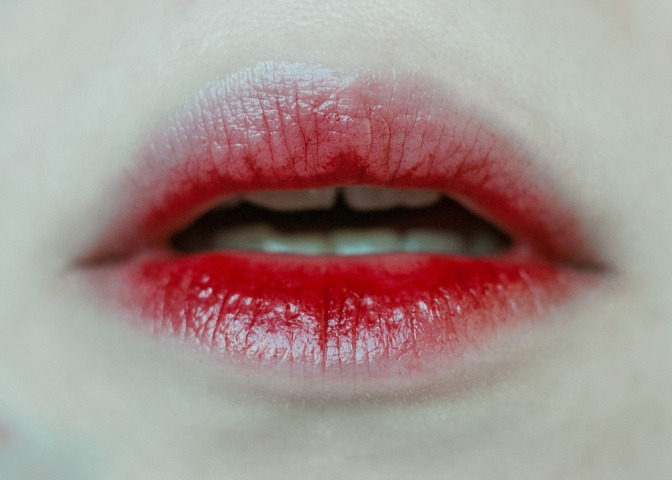 Lippen geschminkt im Rotwein-Lippen-Trend
