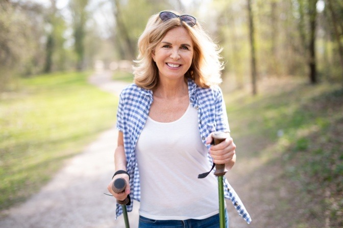 Eine Frau macht Nordic Walking und wird rückenfit
