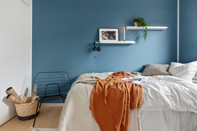 In einem kleinen Schlafzimmer herrscht Unordnung