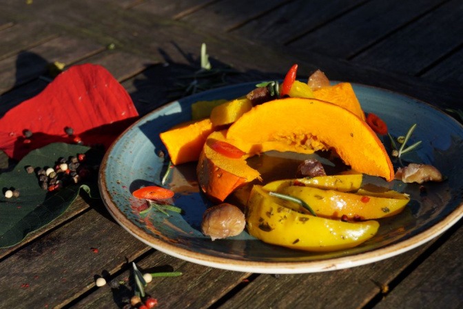Ayurvedisches Gericht mit für den Herbst typischen Kürbis