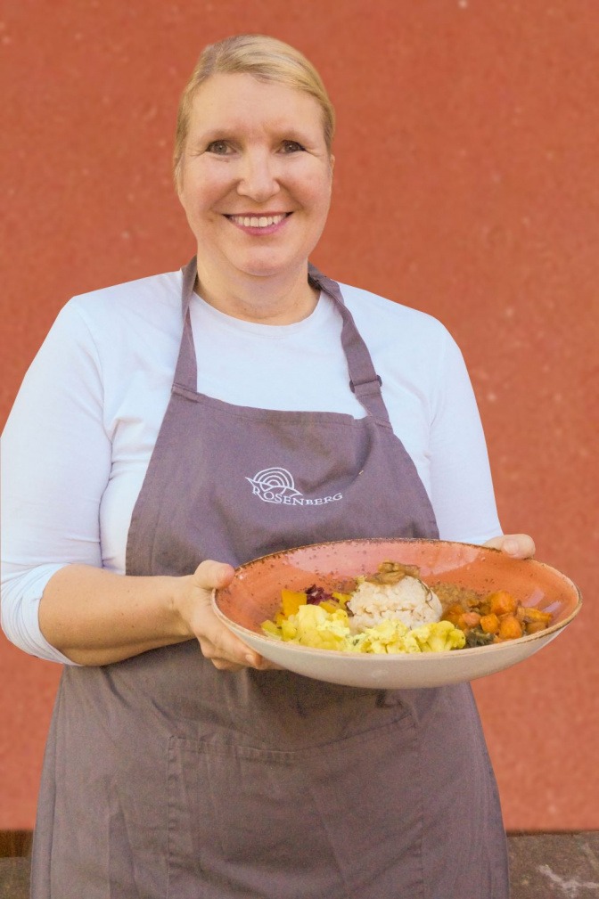 Kerstin Rosenberg mit einem ayurvedischen saisonalen Gericht
