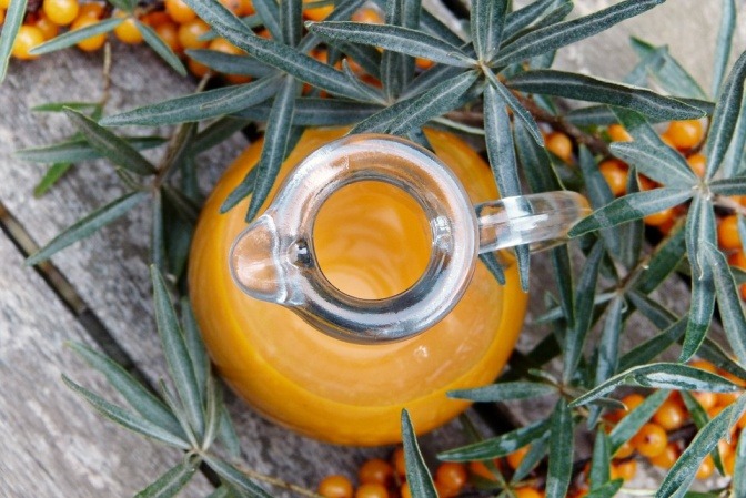 Der Saft des Sanddorns befindet sich in einem Krug