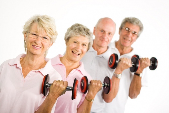 Ältere Menschen machen Krafttraining, um Sarkopenie vorzubeugen