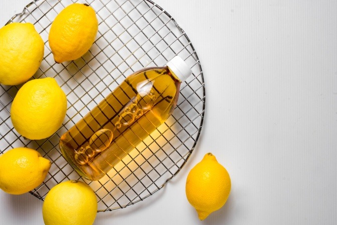 Zitronen und Essig für eine Saure Rinse