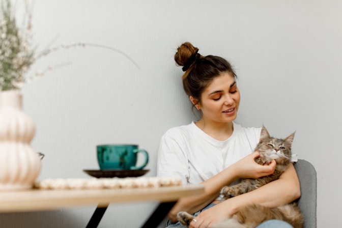 Frau mit Katze als Symbol im Schamanismus