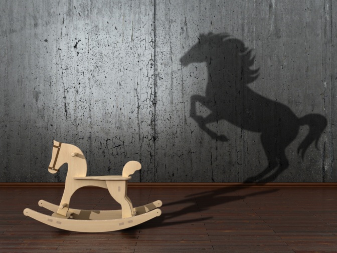 Schaukelpferd wirft Schatten in Gestalt eines echten Pferdes auf die Wand