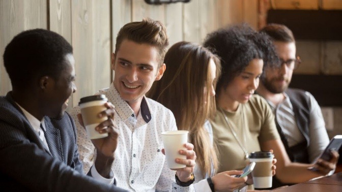 Verschiedene Menschen reden und lachen in einem Cafe