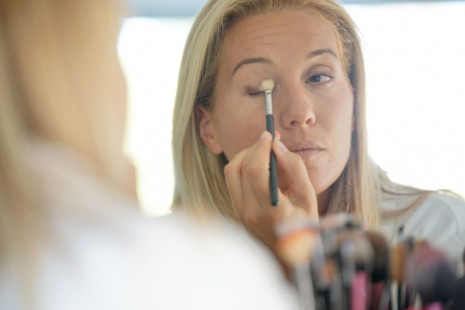 Frau ab 50 mit dezentem Make-up